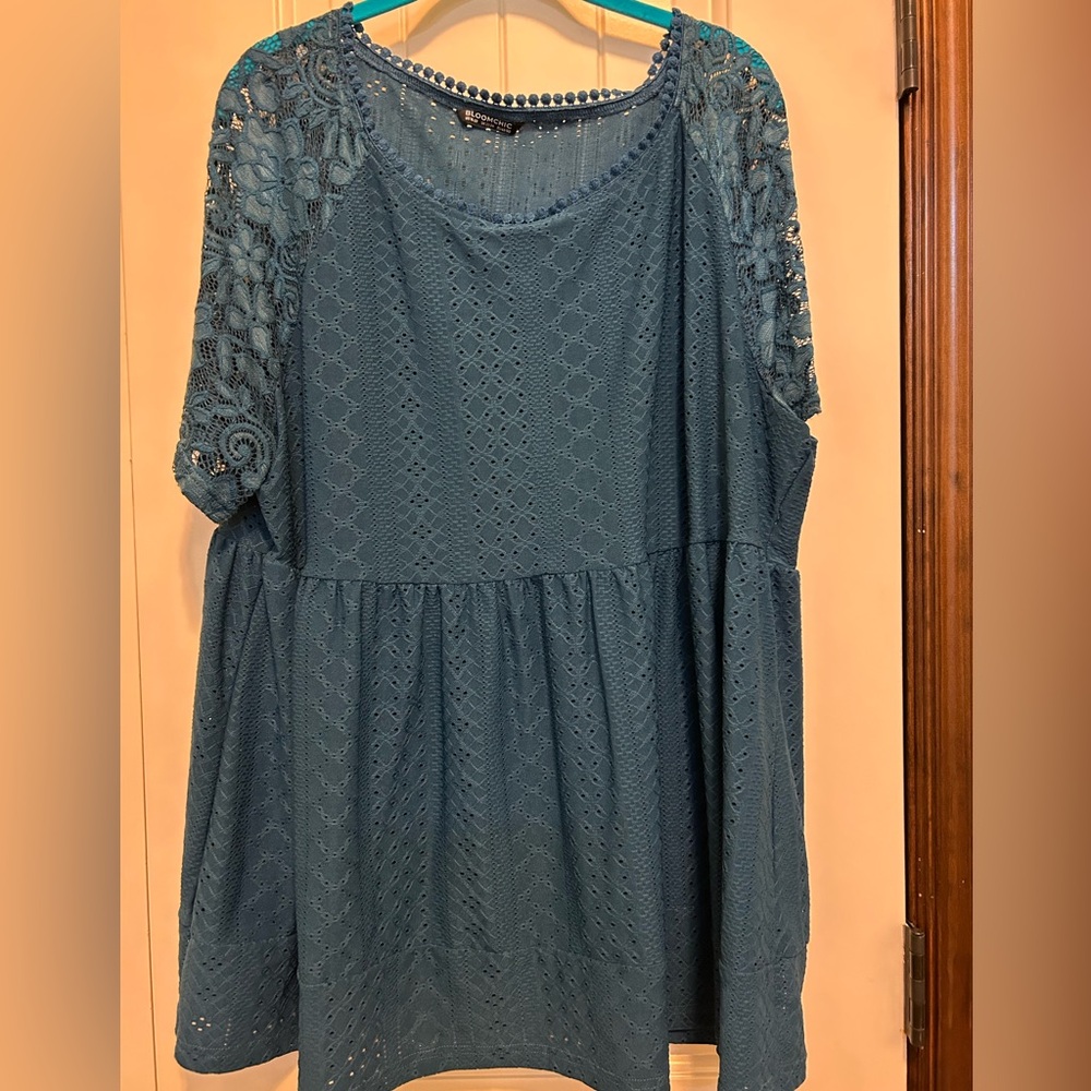BloomChic Green Blouse with Lace Sleeves